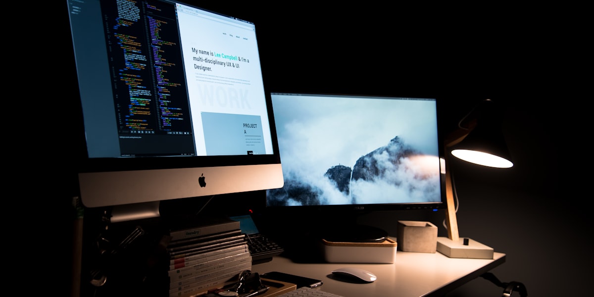 Webdesign mockup op een bureau