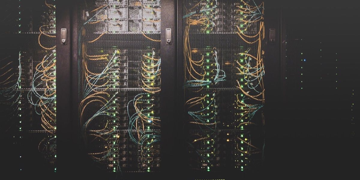 Serverkasten met netwerkkabels in een datacenter